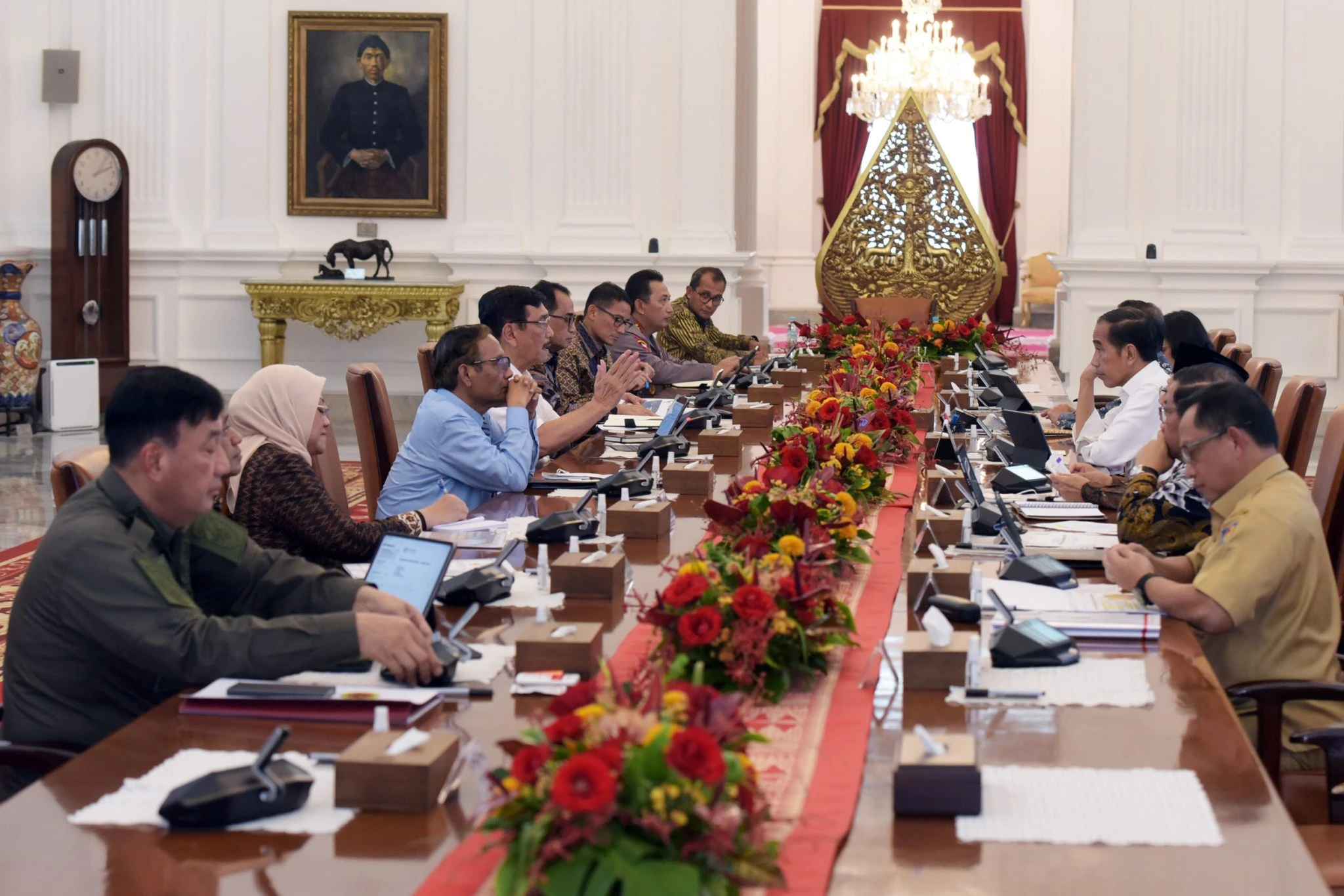 Presiden Jokowi pimpin rapat terbatas bahas golden visa, Senin (29/5/2023), di Istana Merdeka, Jakarta. (Humas Setkab/Rahmat)
