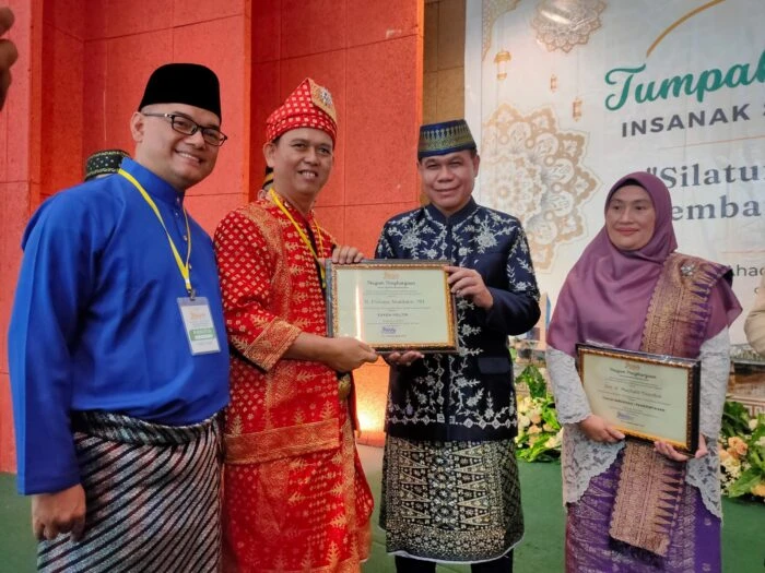 Persaudaraan Sambas Serantau (PASS) memberikan penghargaan kepada Wakil Ketua DPRD Kalbar, Prabasa Anantatur dan Ketua Komisi V DPRD Kalbar, Subhan Nur. (Dok. Insidepontianak.com/Andi Ridwansyah).
