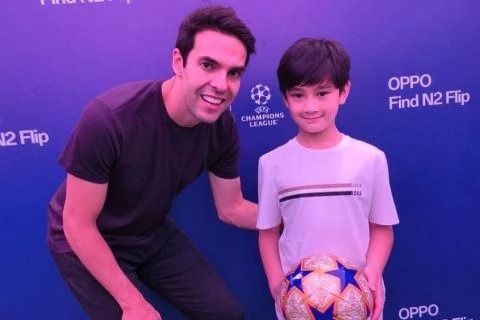 Rafathar bertemu dan berfoto dengan legenda AC Milan, Ricardo Kaka. (Instagram @raffinagita1717)