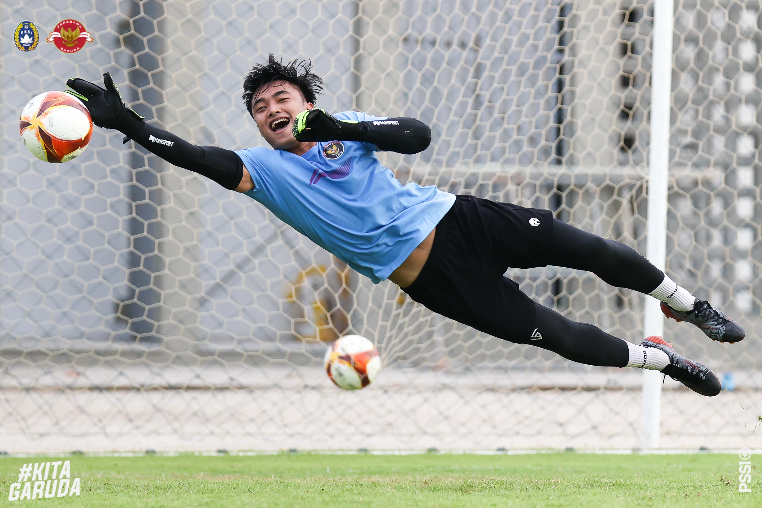 Kiper Timnas Indonesia, Ernando Ari Sutaryadi, siap menghadapi Palestina dan Argentina. (Dok. PSSI)