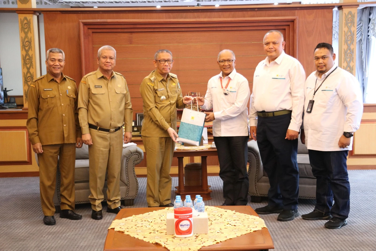 Gubernur Sutarmidji menerima kunjungan pejabat baru General Manager PT PLN (Persero) Unit Induk Distribusi Kalimantan Barat, AB Wahyu Jatmiko. (Dok. Adpim Pemprov Kalbar)