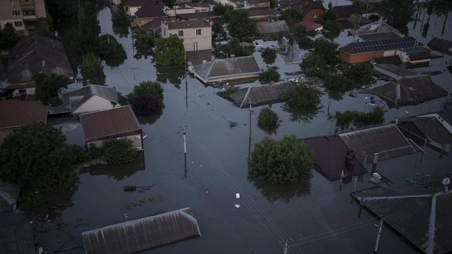 Penampakan ratusan rumah warga di Kherson Ukraina banjir akibat bendungan Nova Kakhovka meledak. (AP/Felipe Dana)