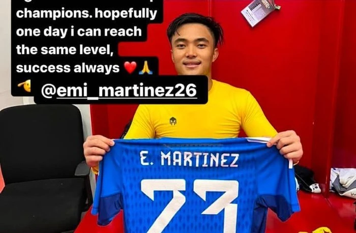 Foto: Dapat Jersey Dari Kiper Terbaik Dunia, Ernando: Terimakasih Emi Martinez! | Pifa Net