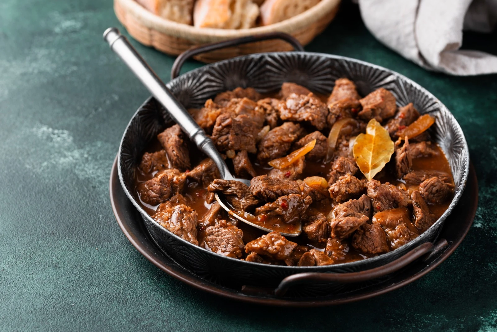 Daging sapi khas Nusantara dapat diolah jadi berbagai macam makanan, salah satunya rendang. (Ilustrasi: Freepik)