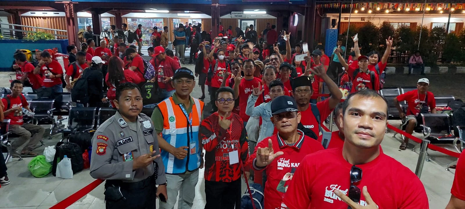 Foto: Diangkut via Kapal Laut, Ribuan Kader Banteng Kalbar Siap Merahkan GBK | Pifa Net