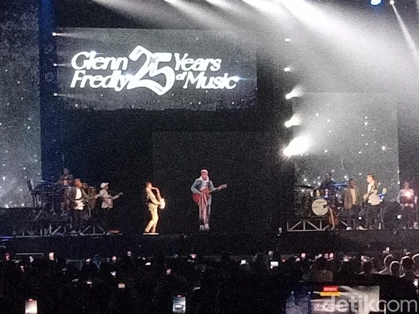 Foto: Meriah dan Penuh Haru, Konser 'Glenn Fredly: 25 Years of Music' Hadirkan Glenn Fredly dalam Bentuk Hologram | Pifa Net