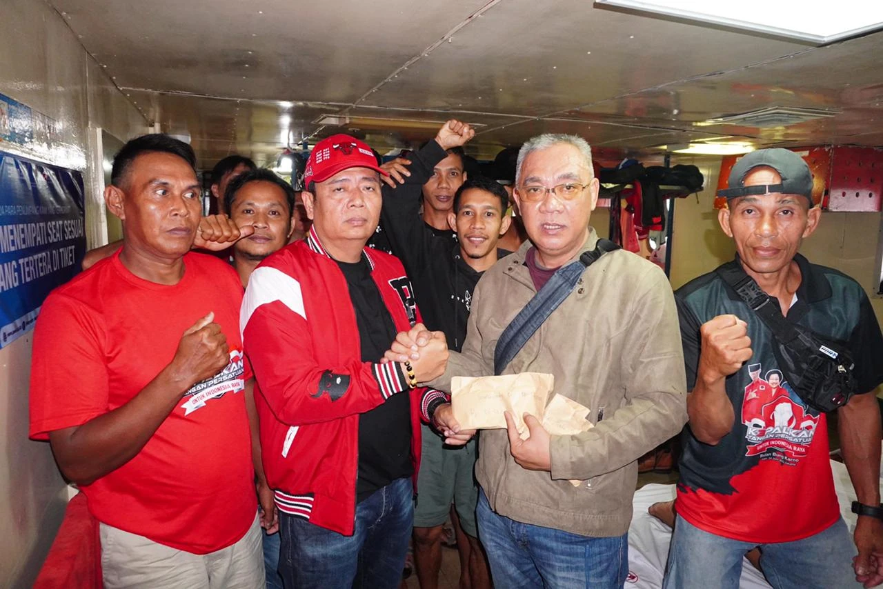 Ketua DPD PDI Perjuangan Kalimantan Barat Lasarus melepas kepulangan kader PDIP asal Kalbar, usai acara Bulan Bung Karno di Jakarta. (Dok. Istimewa)
