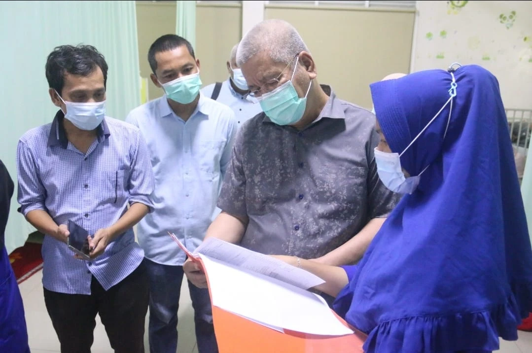 Sekda Kalbar Harisson, bersama Kepala Dinas Kesehatan Kabupaten Kayong Utara Iwan Dwi Purnomo meninjau RSUD Sultan Muhammad Jamaludin I Kabupaten Kayong Utara. (Dok. Adpim Pemprov Kalbar)