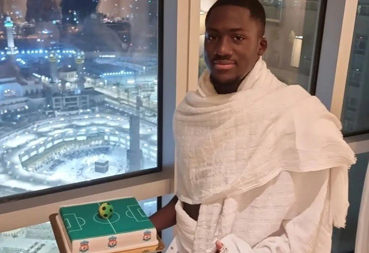Foto: Ibrahima Konate Manfaatkan Jeda Kompetisi untuk Ibadah Haji di Tanah Suci Makkah | Pifa Net