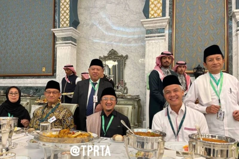 Foto: Adem di Tanah Suci! Ganjar dan Anies Makan Bareng Semeja | Pifa Net