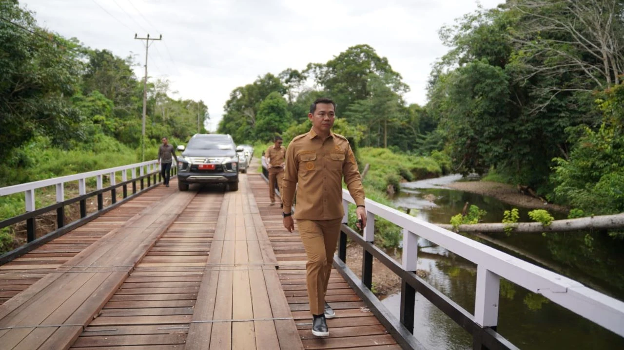 Foto: Bupati Kapuas Hulu Tinjau Pembangunan Jembatan dan Bronjong di Desa Nanga Tubuk | Pifa Net