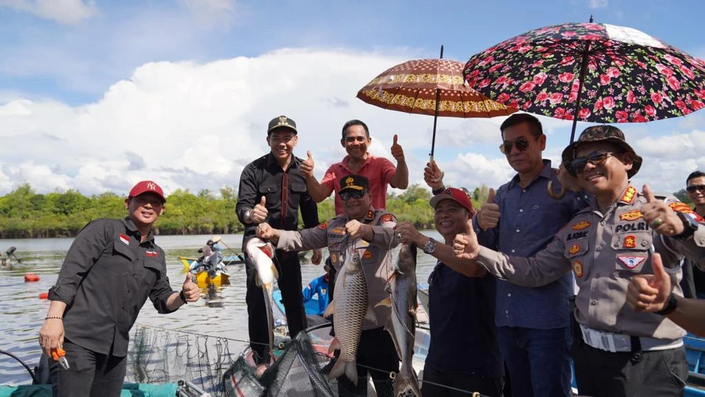 Foto: Fransiskus Diaan Pimpin Panen Raya Ikan Konsumsi Bersama DPR RI dan Kapolda Kalbar | Pifa Net