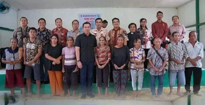 Foto: Bupati Kapuas Hulu Fransiskus Diaan Salurkan BLT-DD | Pifa Net