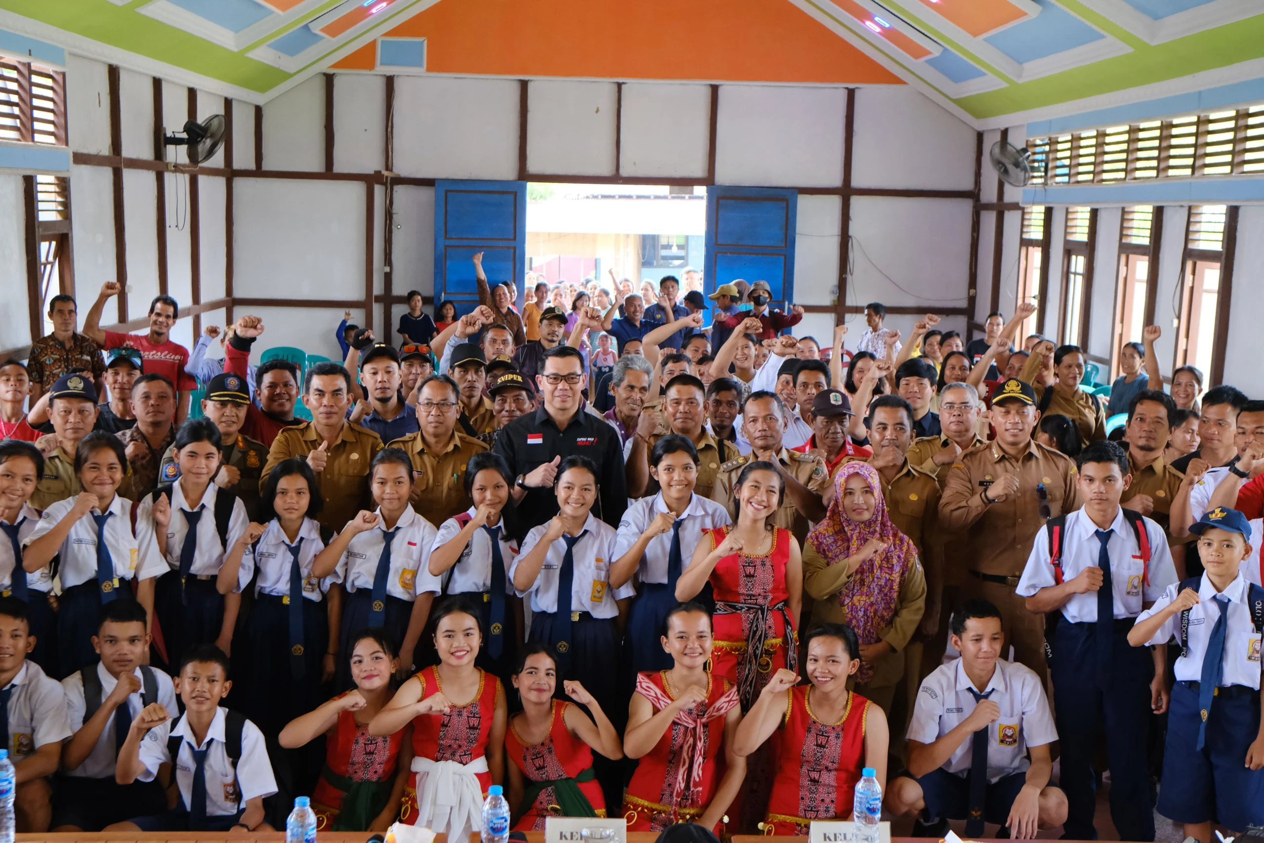 Foto: Bupati Kapuas Hulu Fransiskus Diaan Tinjau Gedung Sekolah di Desa Nanga Payang | Pifa Net