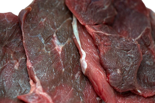 Ciri-ciri daging yang terkontaminasi bakteri Antraks, salah satunya tampak warna gelap pada daging. (Ilustrasi: iStock)