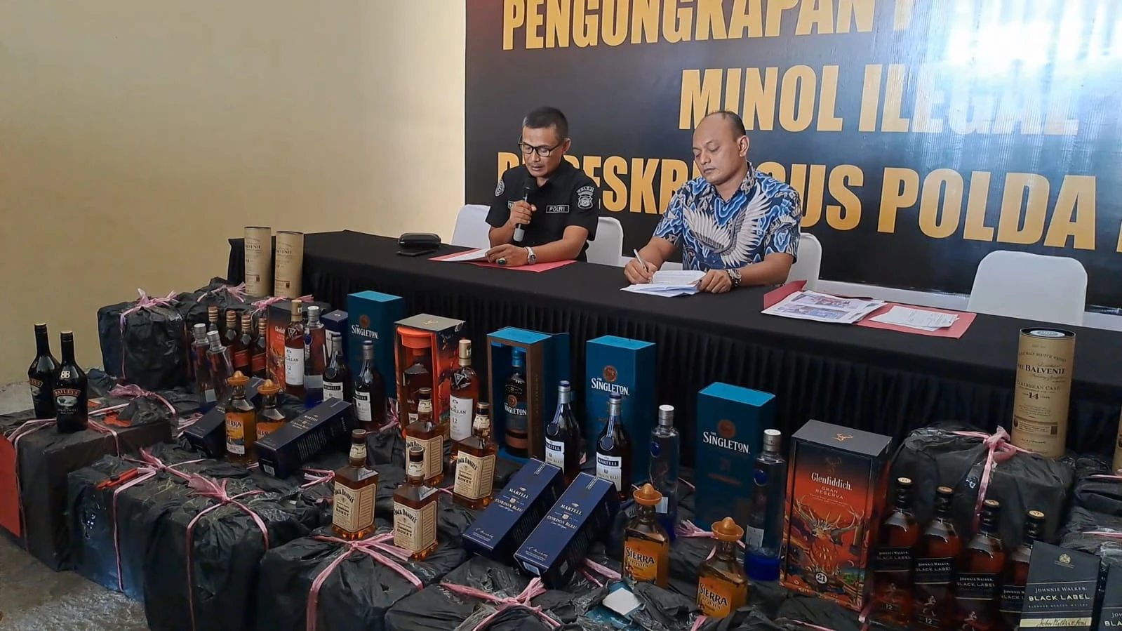 Foto: Polda Kalbar Bongkar Penyelundupan 22.386 Botol Minol Asal Malaysia | Pifa Net