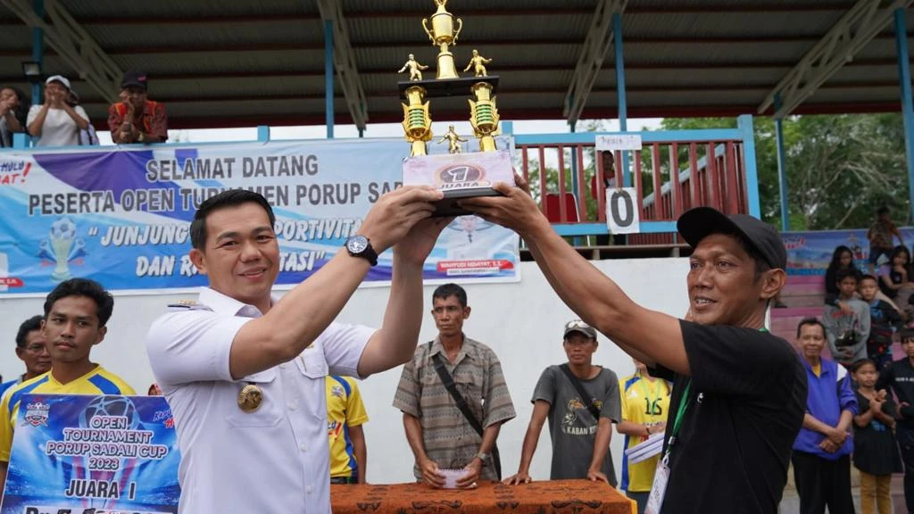 Foto: Bupati Kapuas Hulu Fransiskus Diaan Tutup Open Turnamen Porup Sadali Cup | Pifa Net