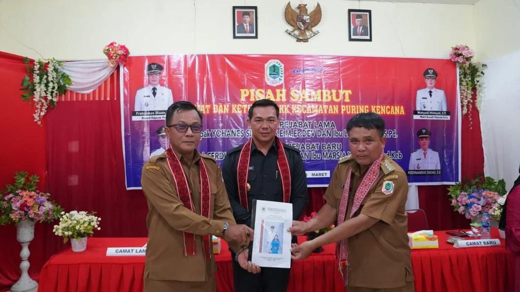 Foto: Bupati Kapuas Hulu Fransiskus Diaan Hadiri Acara Pengantar Tugas Camat Puring Kencana | Pifa Net