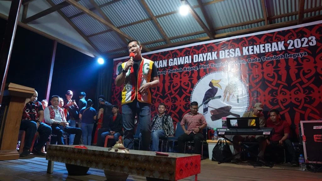 Fransiskus Diaan mengajak masyarakat memerkuat Harmonisasi Antar Suku saat membuka Gawai Dayak di Desa Kenerak. (Kalbar Online)