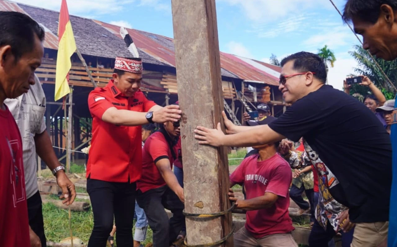 Foto: Bupati Kapuas Hulu Tancap Tiang Pertama Pembangunan Rumah Cagar Budaya Rumah Betang Urang Unsa | Pifa Net