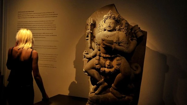 Beragam artefak budaya dan sejarah milik Indonesia dikembalikan oleh Pemerintah Belanda, ada perhiasan hingga ukiran candi. (ANTARA FOTO)