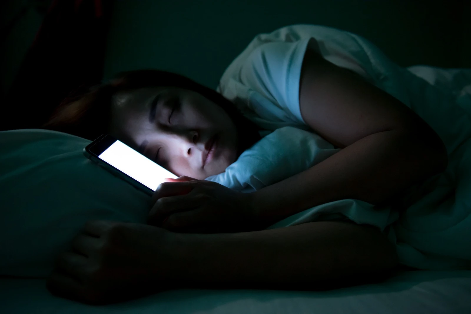 LDR menjadi salah satu pemicu pasangan lakukan sleep call. Metode komunikasi ini ada manfaat dan bahaynya. (Ilustrasi: Freepik reewungjunerr)