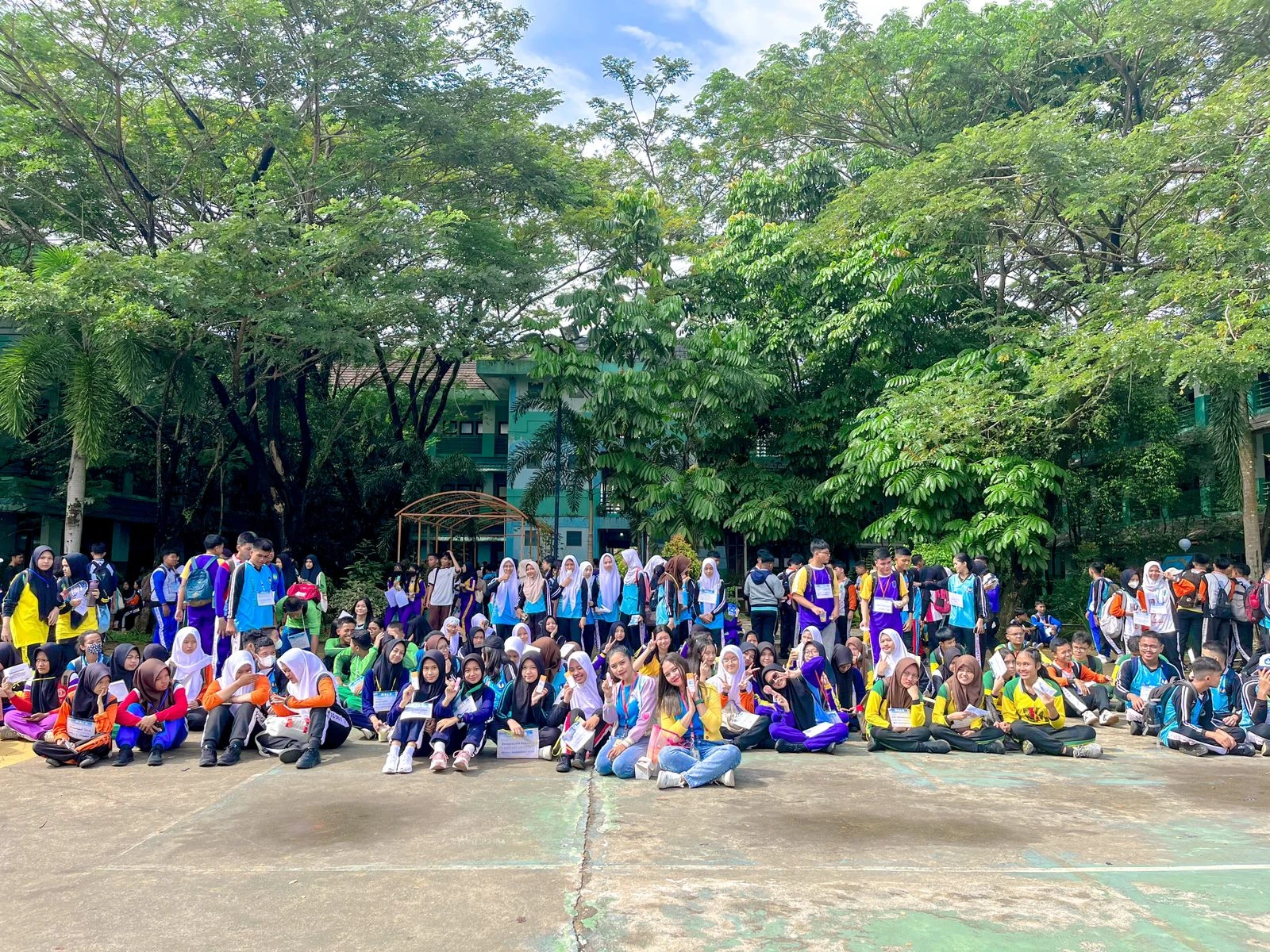 Foto: Bagi Sunscreen Gratis, Emina Cosmetics Gelar GLOW N GLOSS di SMAN 1 Pontianak | Pifa Net