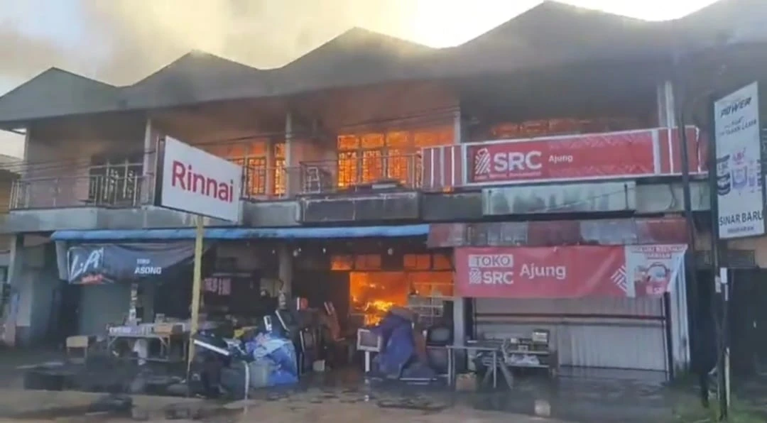 Foto: Delapan Ruko dan Satu Rumah di Mempawah Ludes Terbakar | Pifa Net