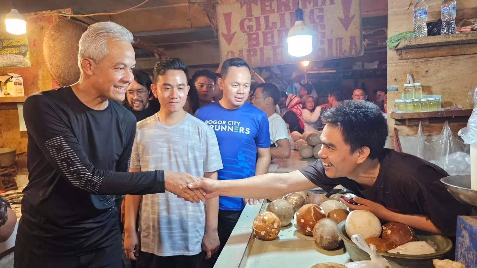 Foto: Ditemani Gibran, Adian hingga Bima Arya, Ganjar Blusukan dan Lari Pagi di Pasar Citeureup Bogor | Pifa Net