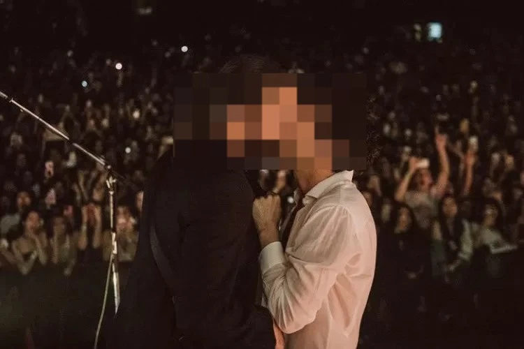 Foto: Kepolisian Malaysia Mulai Usut Aksi Ciuman Sesama Jenis Band The 1975 | Pifa Net