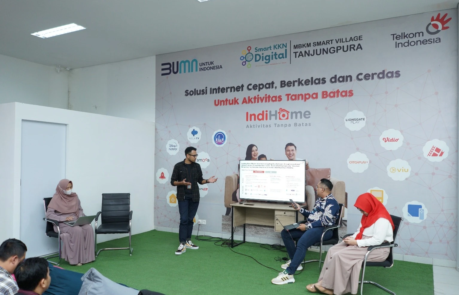 Account Manager Telkom Kalbar Faris Rasyadi menyampaikan materu di acara FGD Kolaborasi PPU Untan, Kamis (20/7/2023). (Dok. PIFA/Rino Putradi)