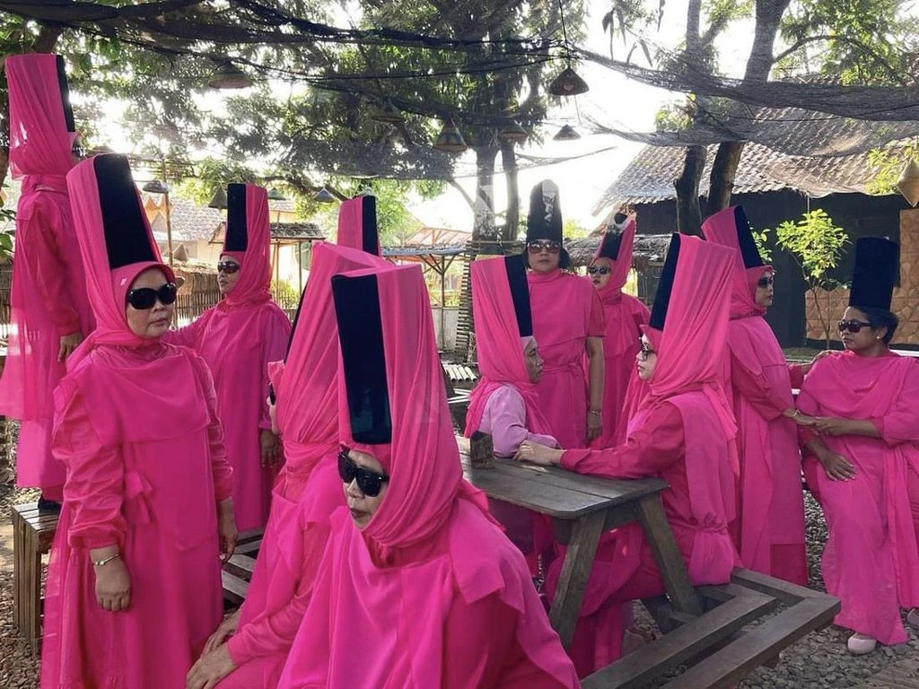 Foto: Mengenal Mother Bank: Girl Band Emak-emak Berjubah Pink yang Suarakan Hindari Rentenir | Pifa Net
