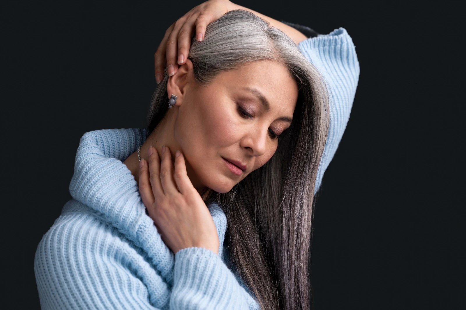 Foto: 7 Tips Atasi Uban di Rambut: Berhenti Merokok hingga Gunakan Minyak Esensial | Pifa Net