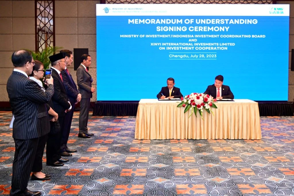 Penandatanganan sejumlah dokumen kerja sama pembangunan ekosistem hilirisasi industri kaca dan panel surya di Indonesia. (Dok. BPMI Setpres)