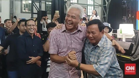 Capres PDIP Ganjar Pranowo dan Capres Gerindra Prabowo Subianto terlihat kompak pakai baju kemeja kotak-kotak. (CNN Indonesia)