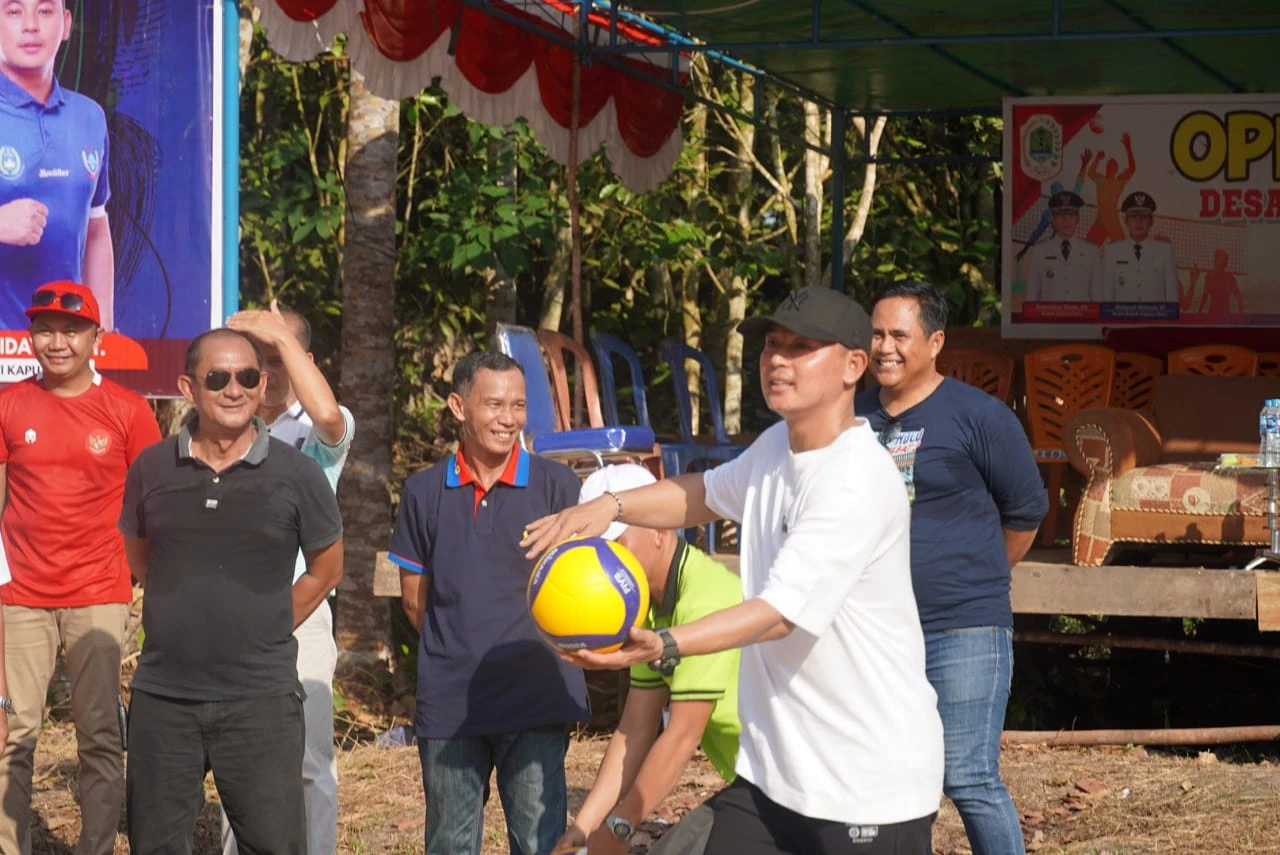 Foto: Wabup Kapuas Hulu Buka Tournamen Voli Ball Desa Benua Martinus Kecamatan Embaloh Hulu | Pifa Net