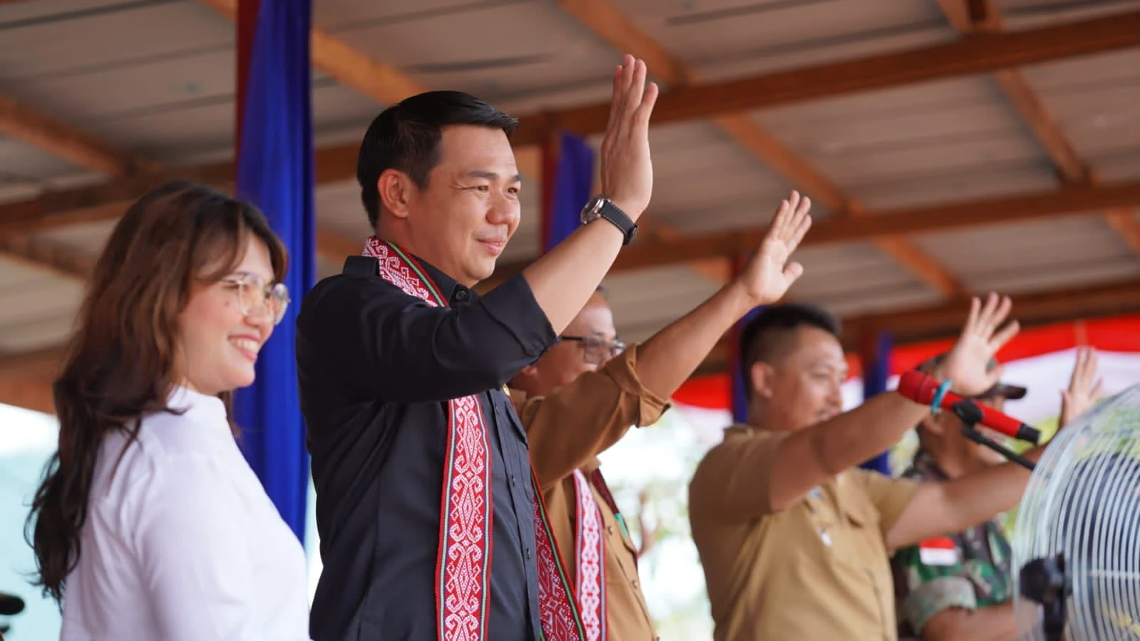 Bupati Kapuas Hulu Fransiskus Diaan membuka acara Porseni tingkat SD dan SMP Se Kecamatan Semitau. (Dok. Istimewa)