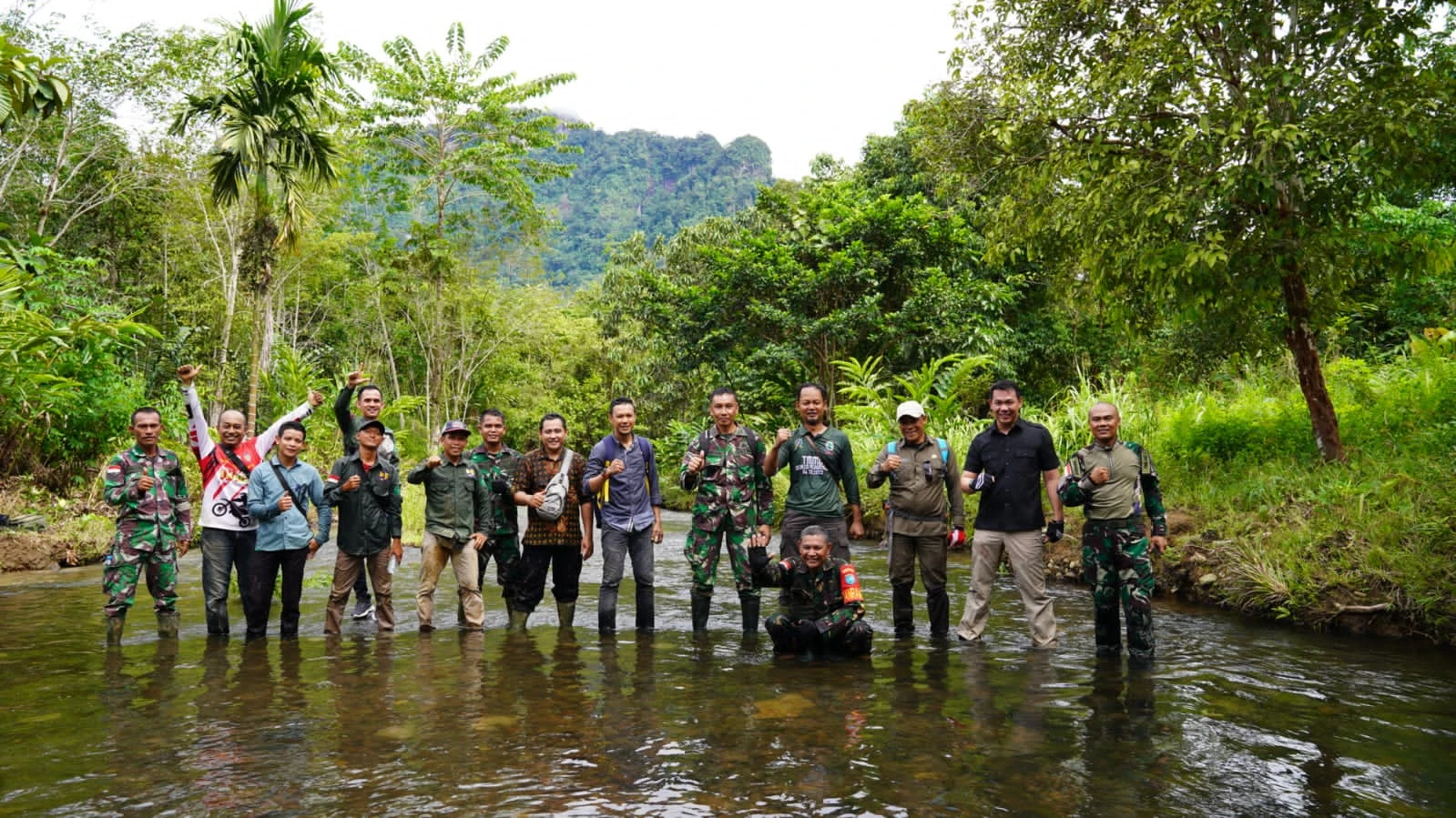 Foto: Bupati Kapuas Hulu Bersama Dandim 1206 Putussibau Tinjau Lokasi Tentara Manunggal Membangun Desa | Pifa Net