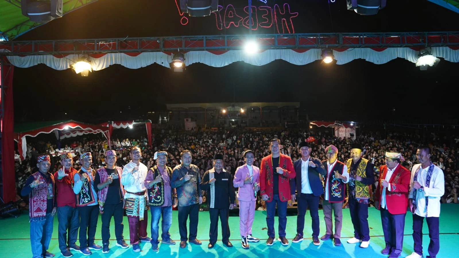 Malam puncak Festival Budaya Kabupaten Kapuas Hulu (FBKH) 2023 di GOR Uncak Kapuas Kota Putussibau. (Dok. Istimewa)