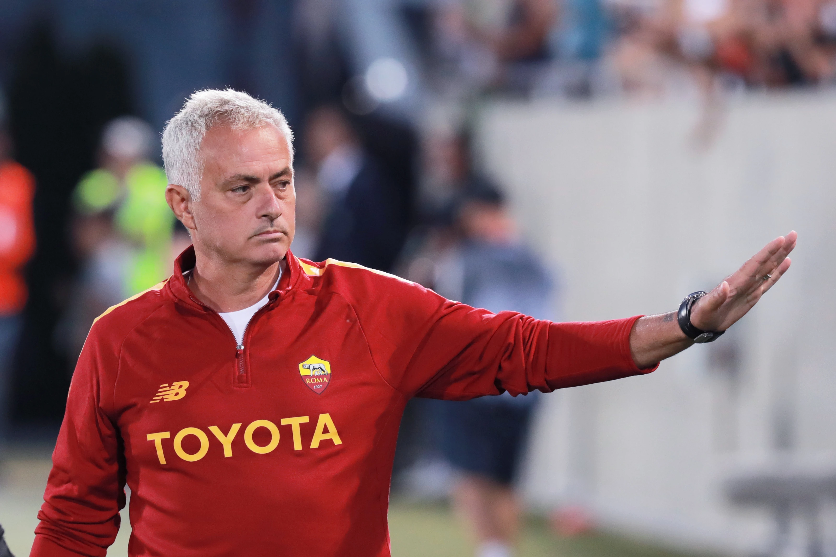 Foto: Jose Mourinho Tolak Tawaran Menggiurkan dari Klub Arab, Setia dengan AS Roma? | Pifa Net
