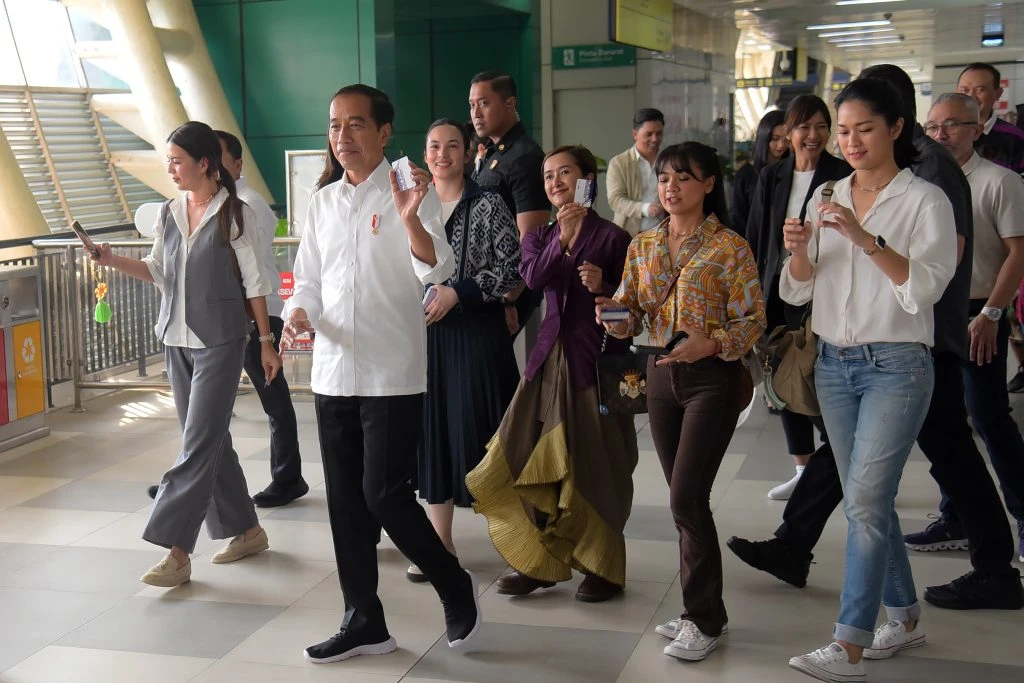 Foto: Kesan Yuni Shara hingga Cak Lontong Usai Jajal LRT Jabodebek Bersama Presiden | Pifa Net