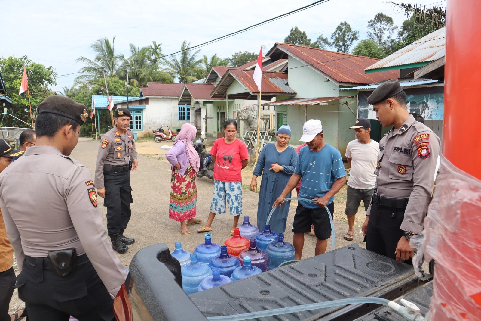 Foto: Polres Melawi Salurkan Air Bersih untuk Warga Terdampak Kekeringan | Pifa Net