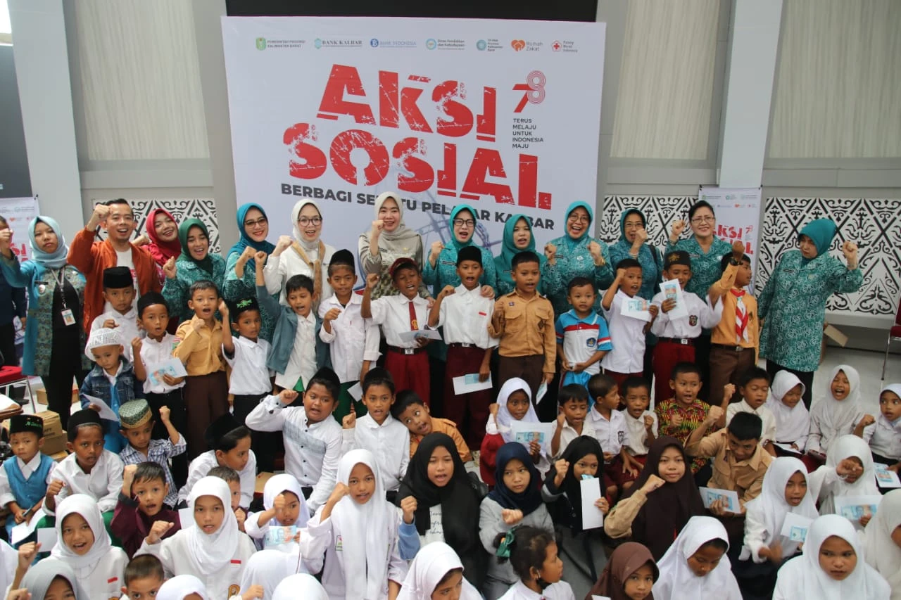 Ketua TP PKK Kalbar membagikan sepatu sekolah dan sembako kepada pelajar dalam rangka HUT RI ke -78. (Dok. Istimewa)