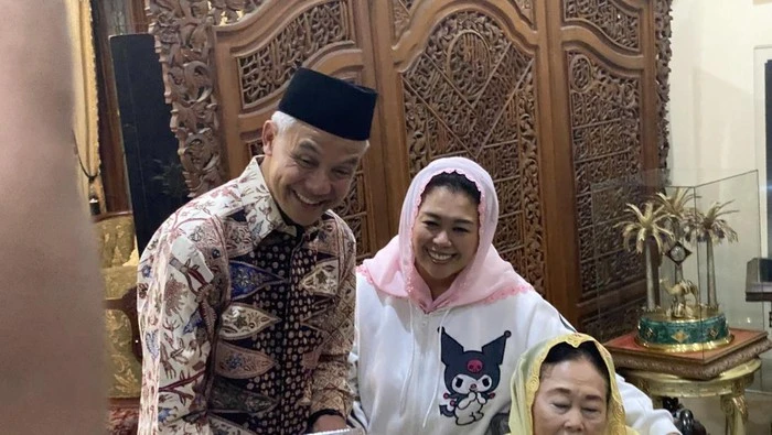 Foto: Ganjar ke Yenny Wahid Usai Berkunjung ke Rumah Istri Gusdur: Mau Nggak Mbak Tak Ajak? | Pifa Net