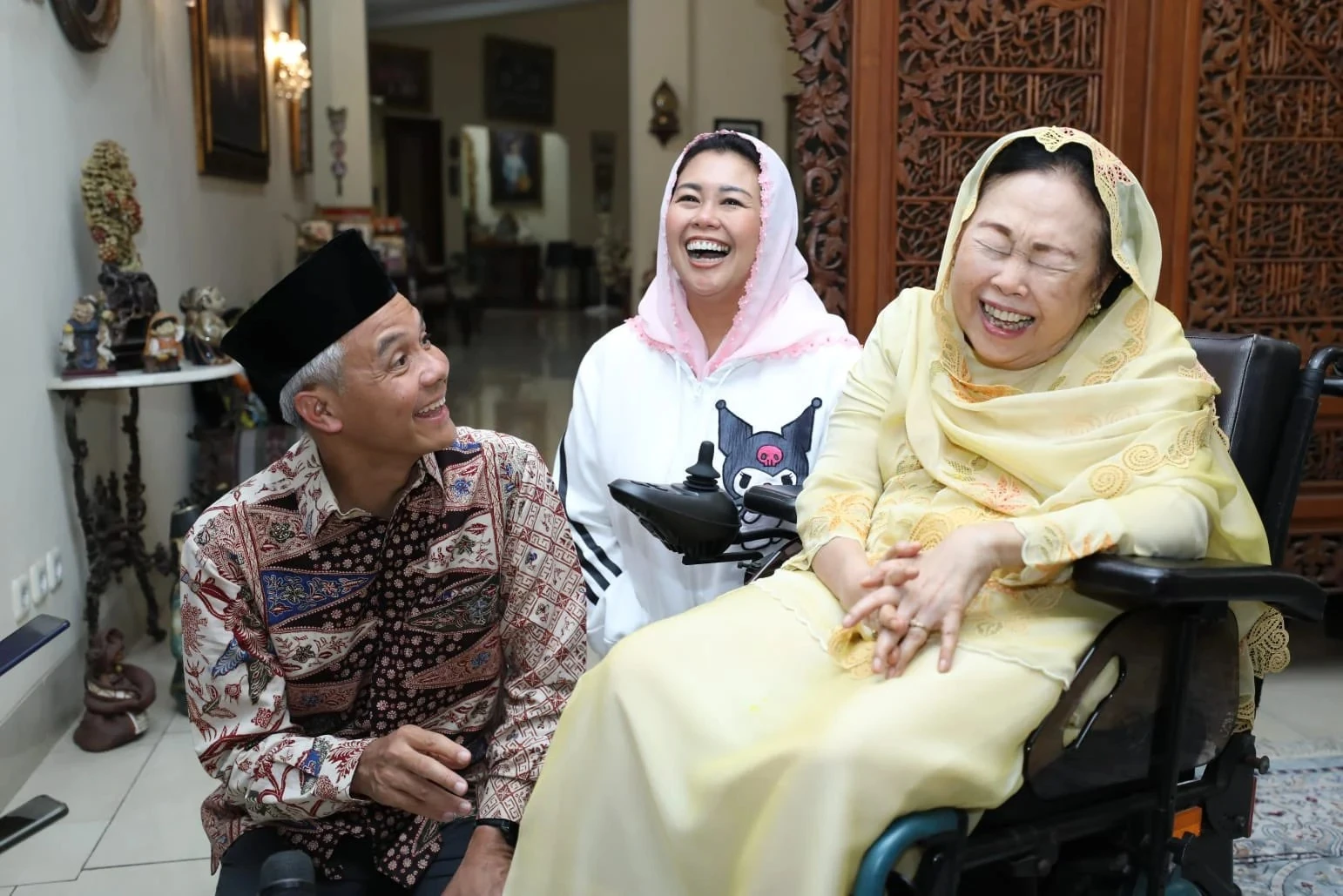 Foto: Silaturahmi dengan Istri dan Anak Gus Dur, Ganjar Harap Doa dan Dukungan | Pifa Net