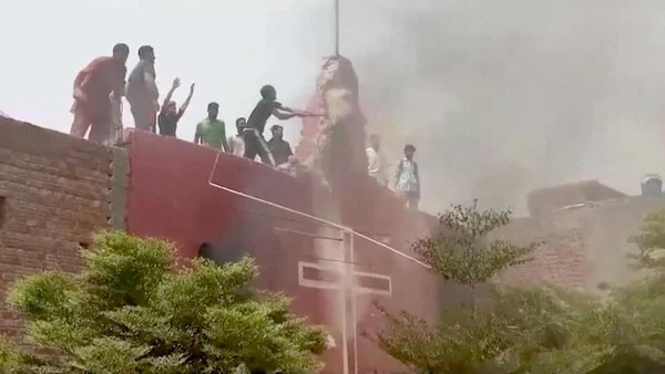 Foto: Kerusuhan Antaragama di Pakistan, Massa Bakar Gereja    | Pifa Net