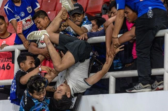 Kericuhan antarsuporter di Stadion Jatidiri, pertandingan PSIS Semarang vs Persib Bandung. (ANTARA FOTO)