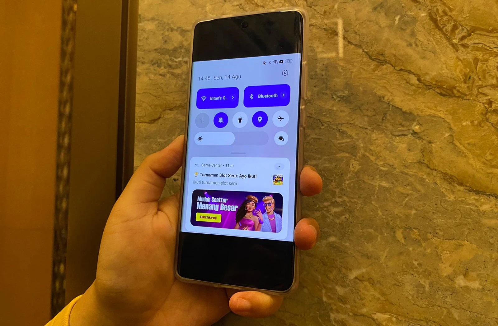 Waduh, ternyata aplikasi bawaan di HP Oppo Reno 10 Pro Plus 5G memuat iklan judi online. (Uzone.id)