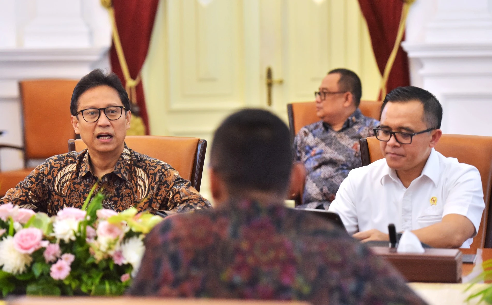 Menkes Budi Gunadi Sadikin (kiri) saat mengikuti rapat terbatas upaya peningkatan kualitas udara di Jabodetabek, Senin (28/8/2023), di Istana Merdeka. (Humas Setkab/Agung)