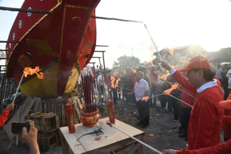 Foto: Muda Mahendrawan Ikuti Ritual Bakar Replika Kapal Wangkang | Pifa Net